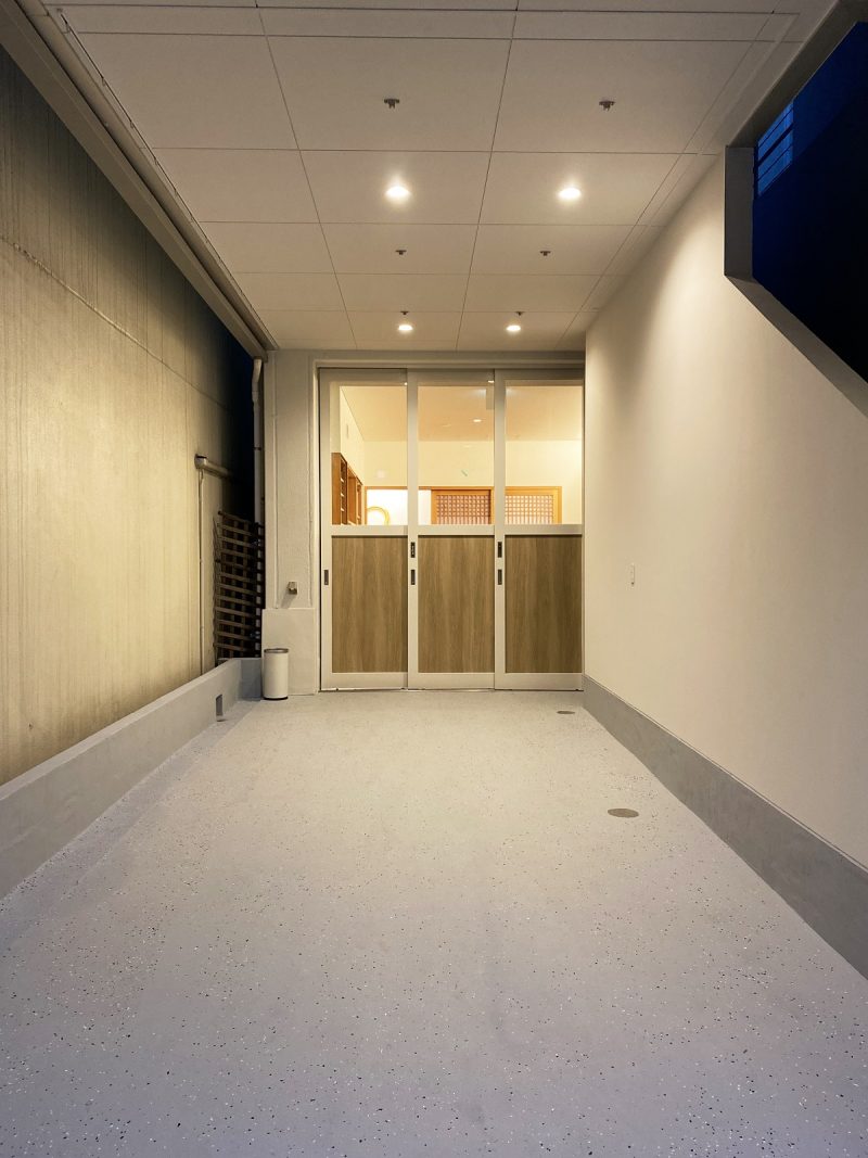 ラストオリウム「エポキシシール・コンクリートフロアペイント」を使用した半屋外駐車場床塗装