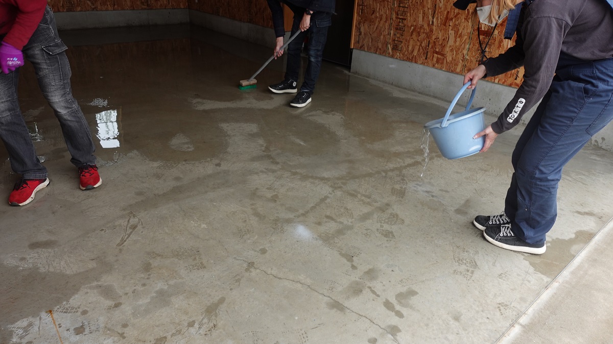 コンクリート床の掃除・汚れ落とし方法